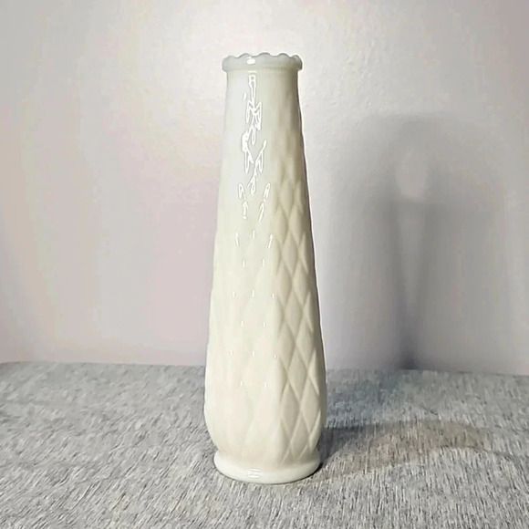 MILK GLASS VASE - Picture 3 of 8